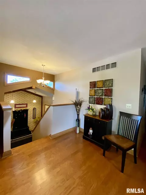136 James Dr, Macomb, IL 61455 photo 4