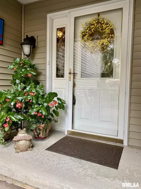 136 James Dr, Macomb, IL 61455 photo 2