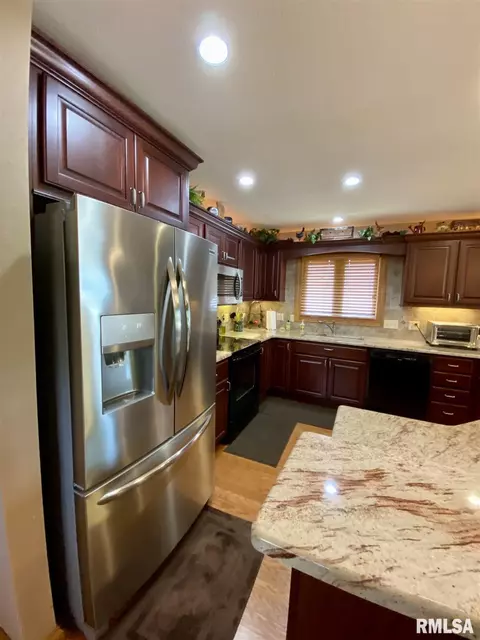 136 James Dr, Macomb, IL 61455 photo 12