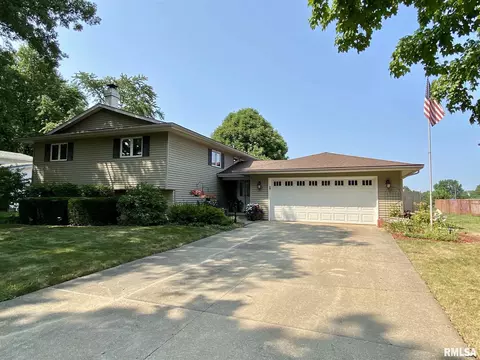 136 James Dr, Macomb, IL 61455 photo 1