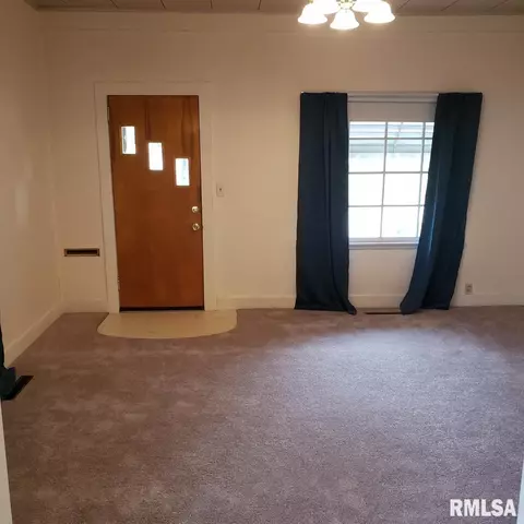 817 E Chestnut St, Canton, IL 61520 photo 4