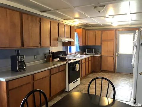 60 E Beech St, Canton, IL 61520 photo 3