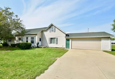 1300 3rd St, Henry, IL 61537 photo 1