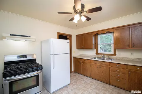 602 Spring St, Washington, IL 61571 photo 4