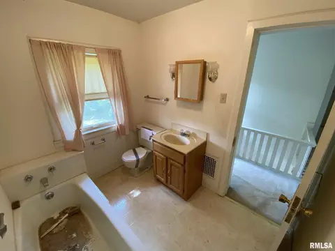 511 W Adams St, Macomb, IL 61455 photo 8