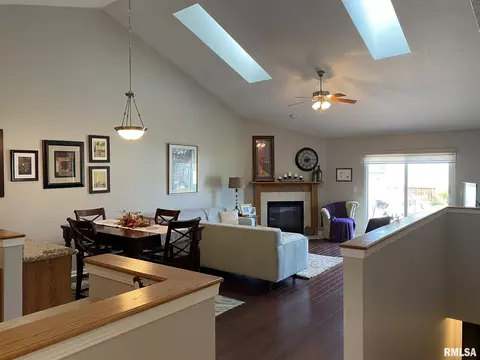 1504 Big Red Dr, Metamora, IL 61548 photo 2