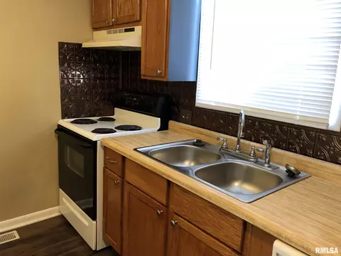 230 E Walker St, Macomb, IL 61455 photo 7