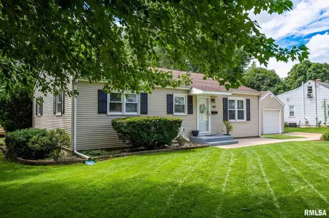 402 Jackson St, Washington, IL 61571 photo 1