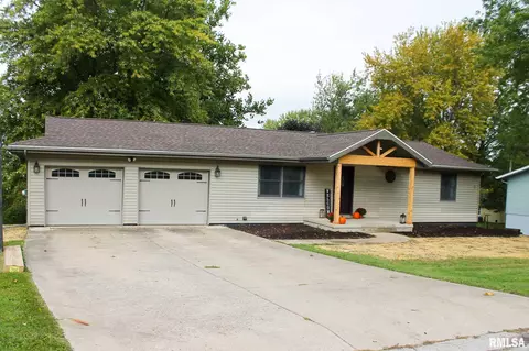 2104 Oak Dr, Eureka, IL 61530 photo 2