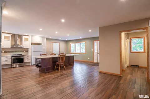 601 W High St, Roanoke, IL 61561 photo 7