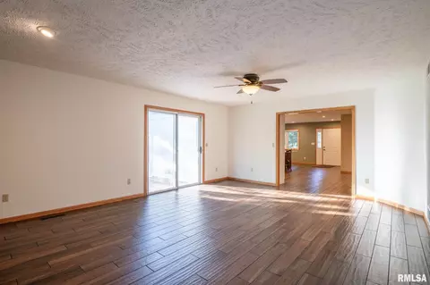 601 W High St, Roanoke, IL 61561 photo 21