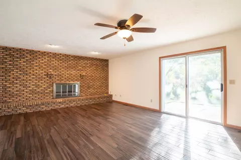 601 W High St, Roanoke, IL 61561 photo 18