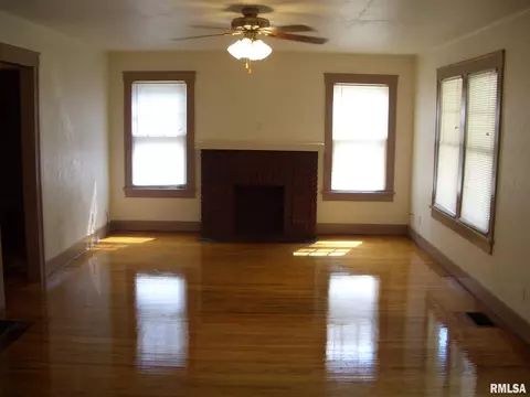 322 W Calhoun St, Macomb, IL 61455 photo 2