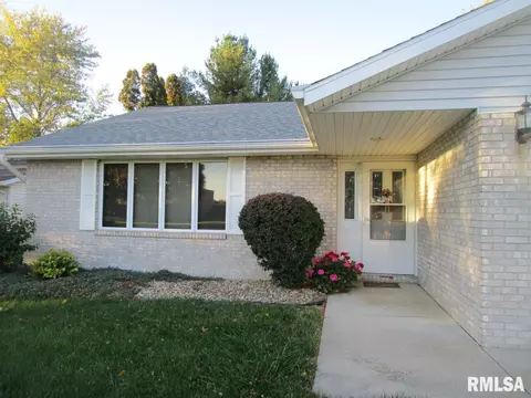 1473 E Myrtle St, Canton, IL 61520 photo 2