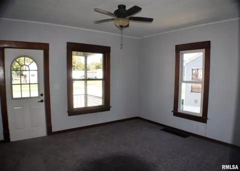 914 E Chestnut St, Canton, IL 61520 photo 2