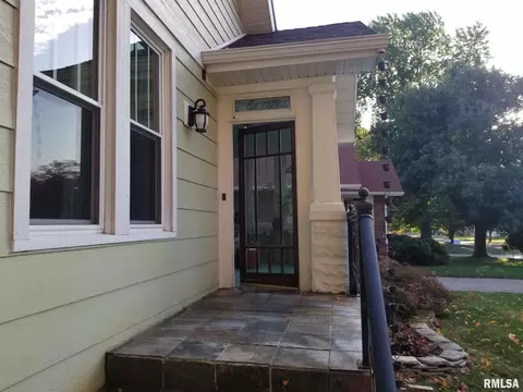 822 E Calhoun St, Macomb, IL 61455 photo 2