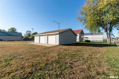 409 S 3rd St, Pekin, IL 61554 photo 2