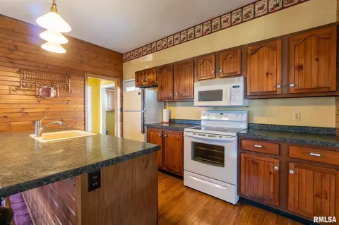 409 S 3rd St, Pekin, IL 61554 photo 9
