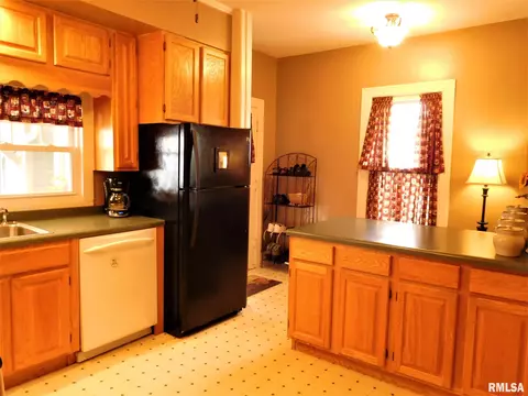 307 W Center St, Eureka, IL 61530 photo 5