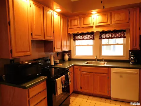 307 W Center St, Eureka, IL 61530 photo 6