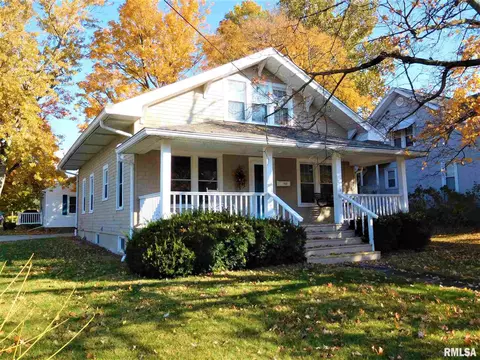 307 W Center St, Eureka, IL 61530 photo 2