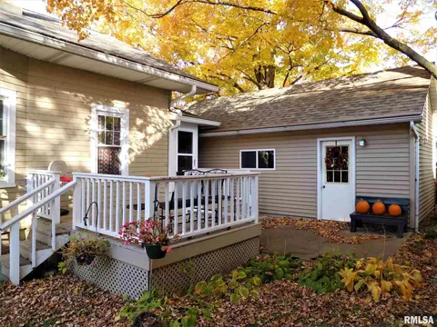 307 W Center St, Eureka, IL 61530 photo 3