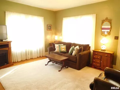 307 W Center St, Eureka, IL 61530 photo 8