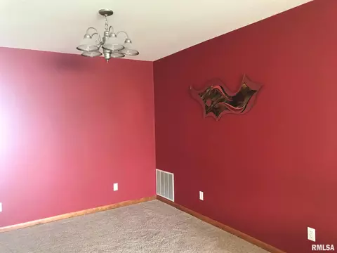 325 Pinecrest Dr, Macomb, IL 61455 photo 3