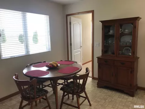 325 Pinecrest Dr, Macomb, IL 61455 photo 6