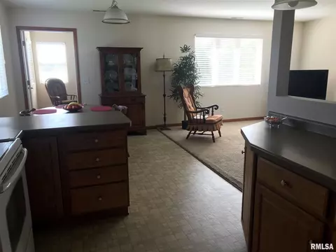 325 Pinecrest Dr, Macomb, IL 61455 photo 2