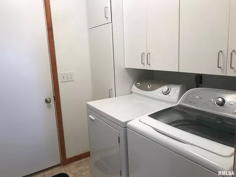 325 Pinecrest Dr, Macomb, IL 61455 photo 13