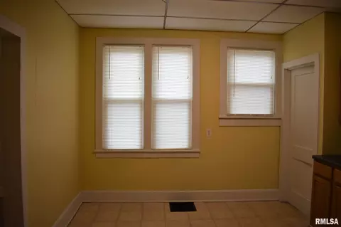 536 N Johnson St, Macomb, IL 61455 photo 6