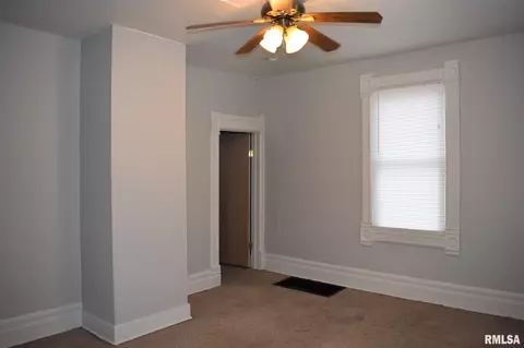 536 N Johnson St, Macomb, IL 61455 photo 4