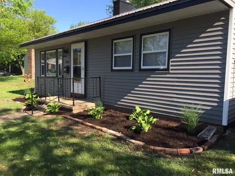 706 E Jefferson St, Macomb, IL 61455 photo 2