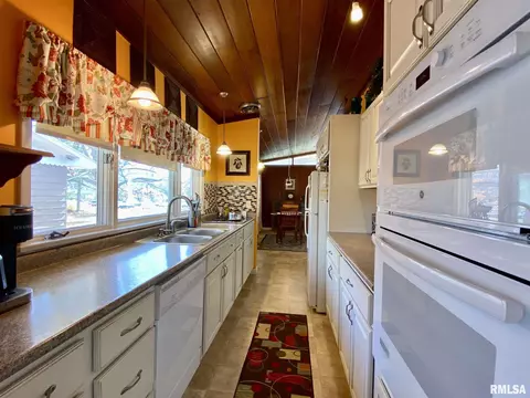 1327 Parkview Dr, Macomb, IL 61455 photo 9