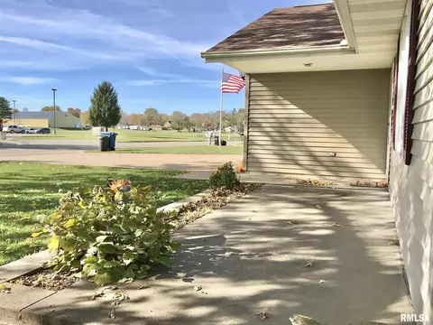 1455 E Myrtle St, Canton, IL 61520 photo 3