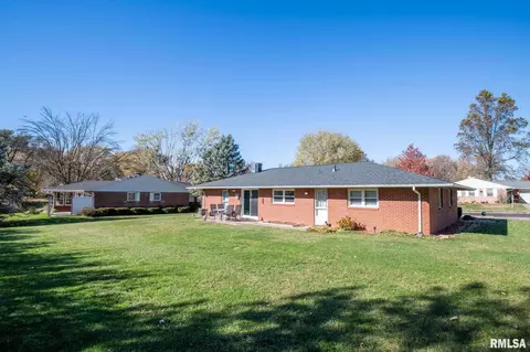 1622 Summit Dr, Pekin, IL 61554 photo 2