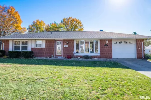 1622 Summit Dr, Pekin, IL 61554 photo 1
