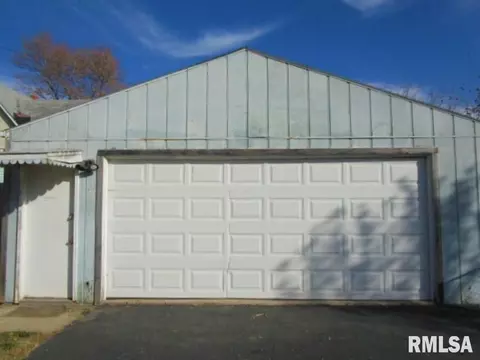 706 E Walnut St, Canton, IL 61520 photo 3
