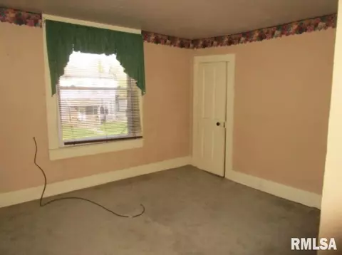 706 E Walnut St, Canton, IL 61520 photo 19
