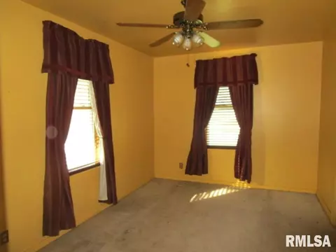 706 E Walnut St, Canton, IL 61520 photo 15
