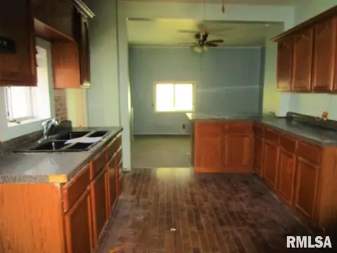 706 E Walnut St, Canton, IL 61520 photo 10