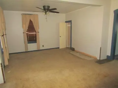 706 E Walnut St, Canton, IL 61520 photo 5
