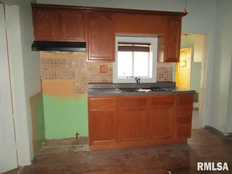 706 E Walnut St, Canton, IL 61520 photo 11