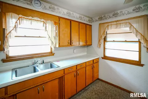 711 S Oak St, Delavan, IL 61734 photo 9