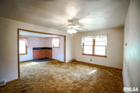 711 S Oak St, Delavan, IL 61734 photo 6