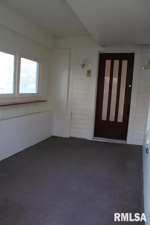 438 S Madison St, Macomb, IL 61455 photo 2
