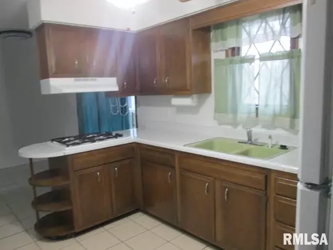 811 S Kickapoo Ln, Peoria, IL 61604 photo 6