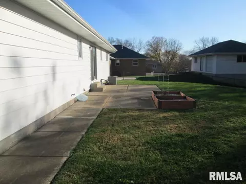 811 S Kickapoo Ln, Peoria, IL 61604 photo 33