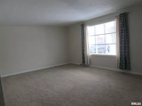 811 S Kickapoo Ln, Peoria, IL 61604 photo 3